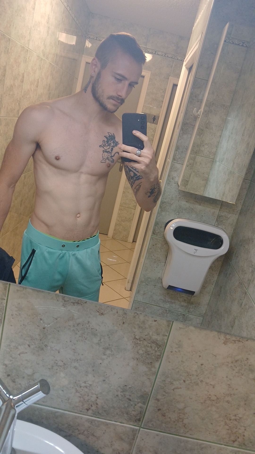 Perfil de Hisham, 26 años, trans escort en Cabrejas del Campo